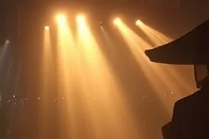 冬泳者手记封面：冬季清晨结着薄冰的湖岸