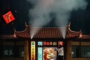 灯塔拾光者封面：海岸灯塔与摊开的记录本