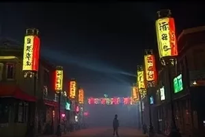 长街薄雾封面：凌晨亮着灯的两家街角店铺